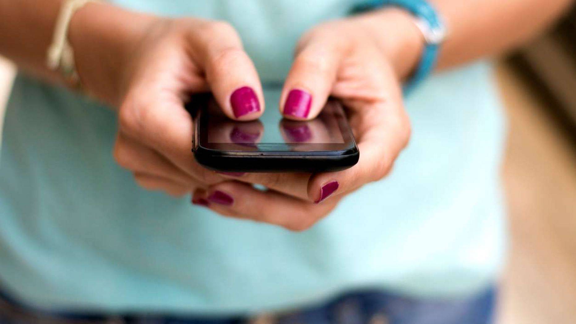 teen-using-smartphone